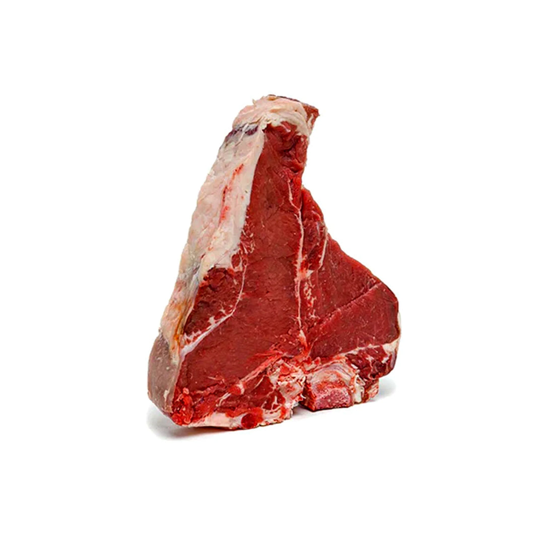 Bistecca fiorentina di bovino adulto fresca con osso a T su sfondo bianco per ristorazione B2B