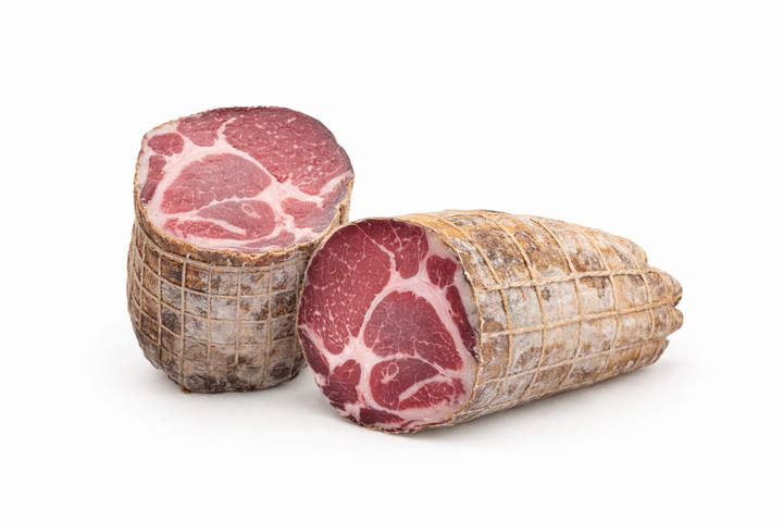 Capocollo Toscano stagionato in trancio su sfondo bianco, salume artigianale toscano per vendita all’ingrosso B2B in Italia ed Europa
