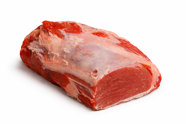 Filetto di Chianina IGP VBAC intero su sfondo bianco, carne bovina toscana di alta qualità per ristoranti e vendita online
