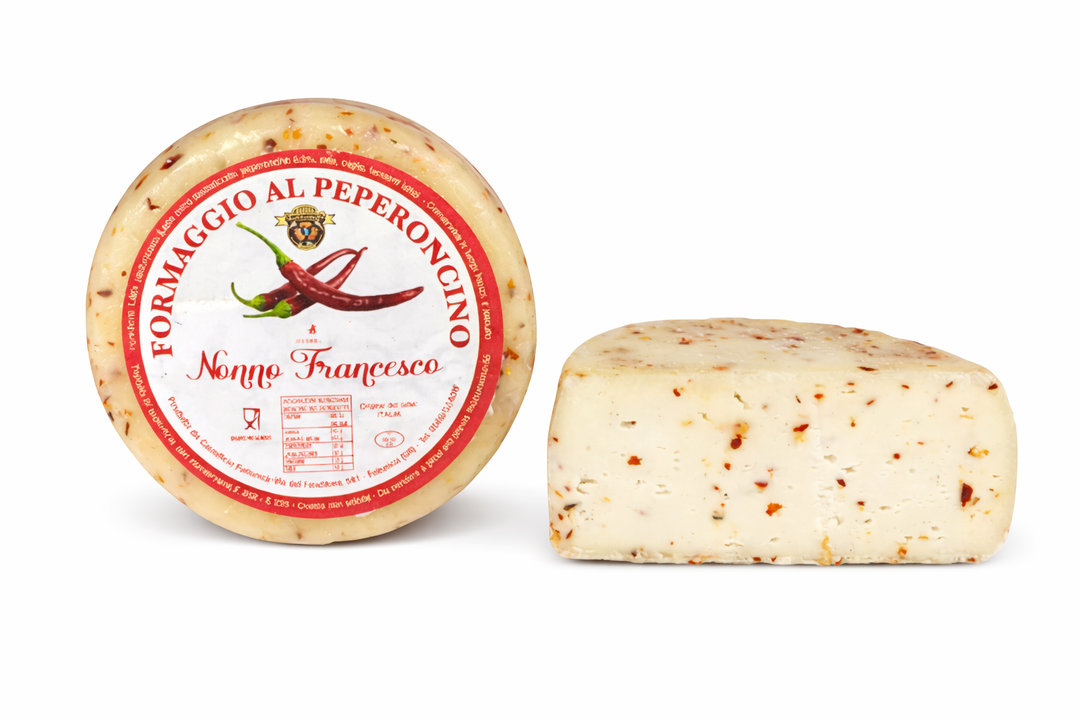 Formaggio ovino al peperoncino del Caseificio di Follonica, trancio e forma intera su sfondo bianco, forniture B2B e vendita all’ingrosso Toscana