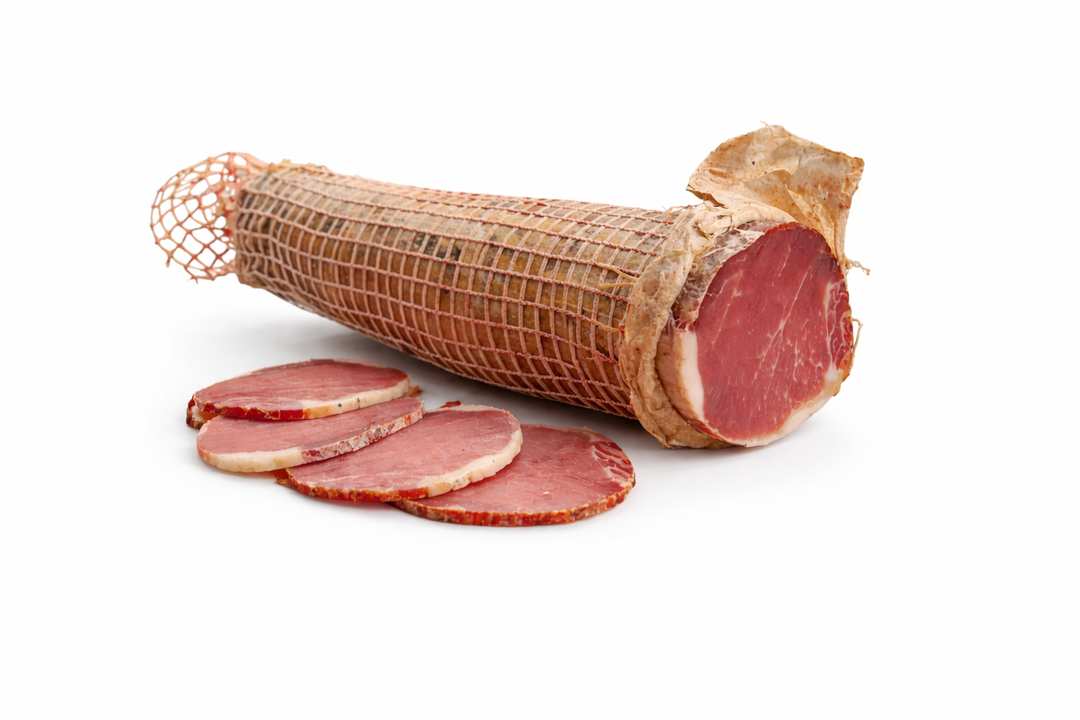 Lonza di maiale stagionata artigianale toscana, salume magro affettato e intero su sfondo bianco per forniture B2B e vendita all’ingrosso