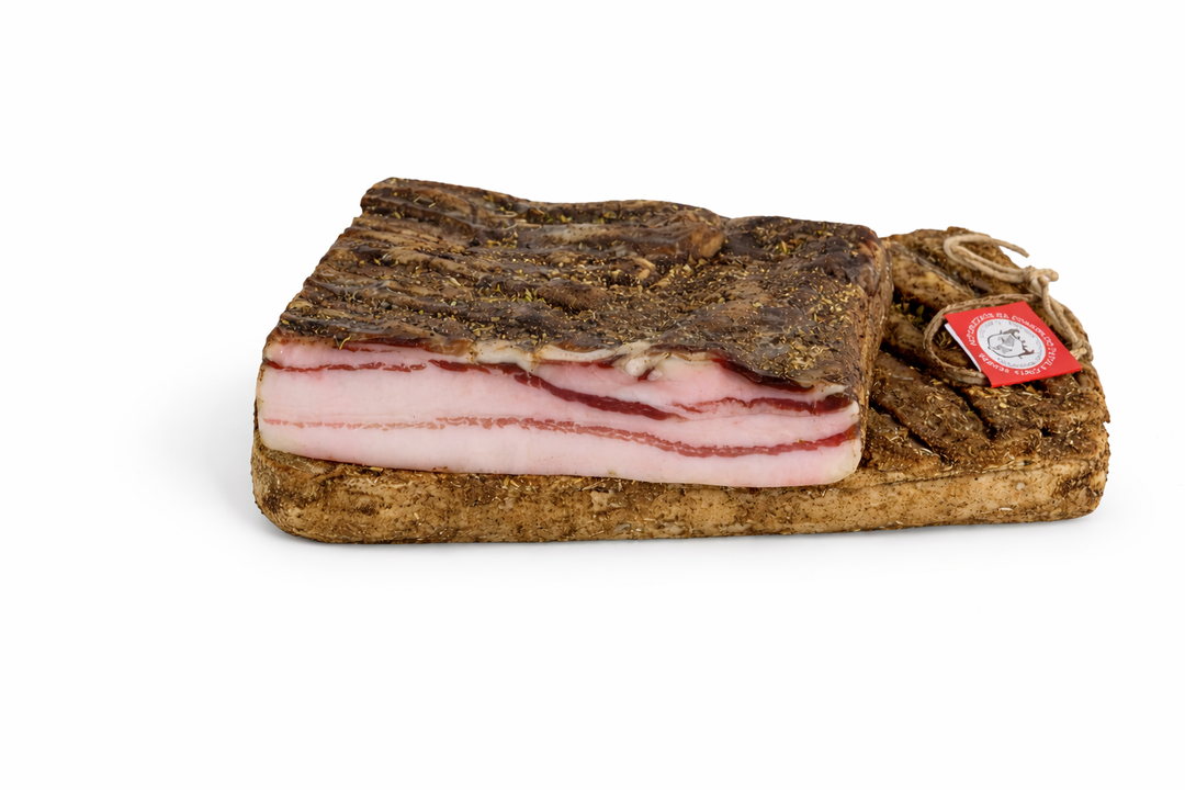 Pancetta di Cinta Senese DOP artigianale toscana, trancio intero su sfondo bianco per utilizzo professionale e canale B2B
